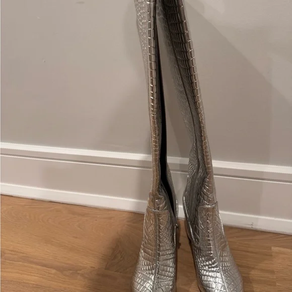 Marc Fisher Silver Snakeskin Knee-High Boots – Size 6
🔥🔥🔥 festival vibes - Picture 12 of 13